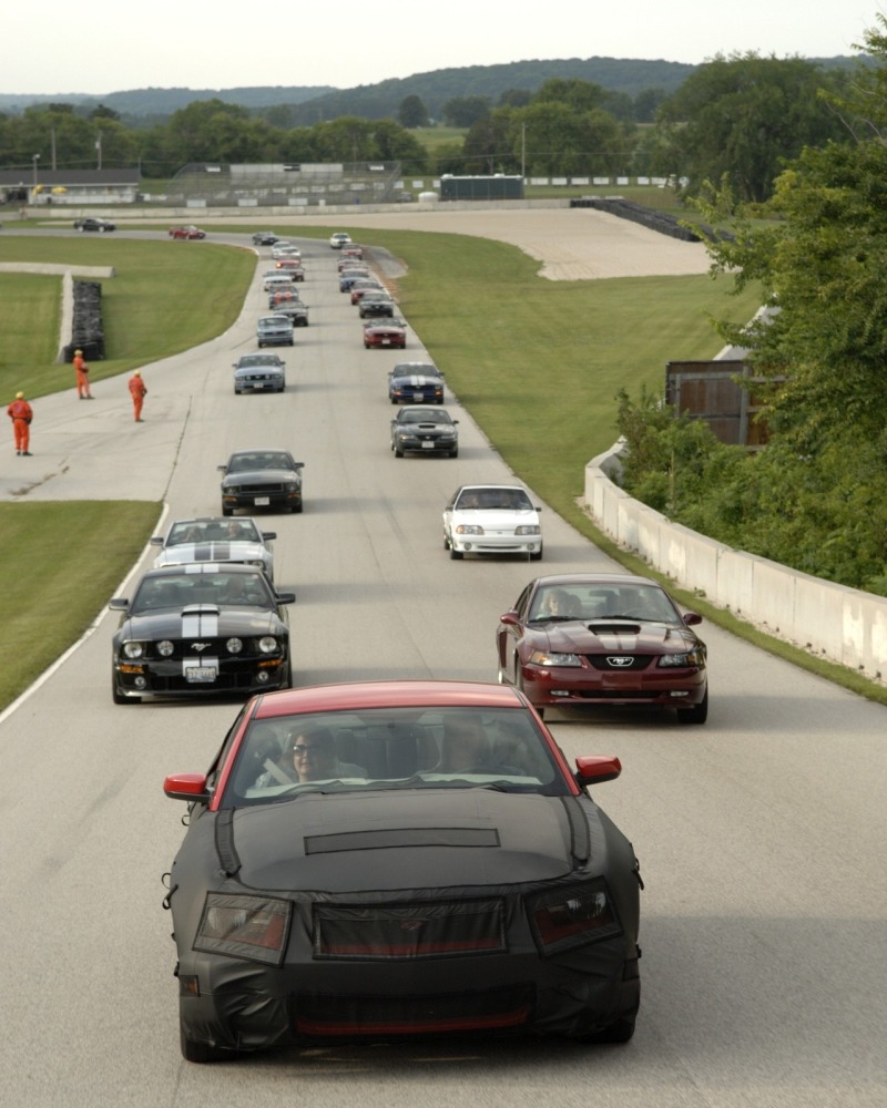 2010_ford_mustang_road_america_image001